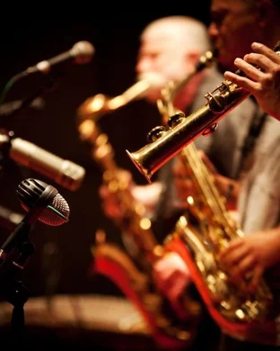 Live concert by Eddie 9V